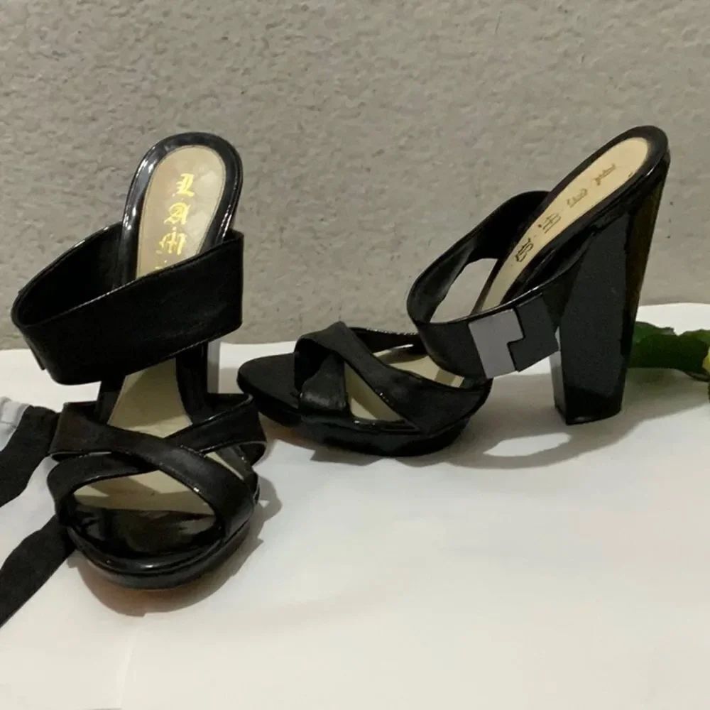Gwen Stefani L.A.M.B. Black Patent 5” Heels size 10